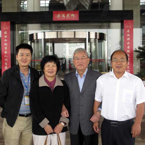 中國科學院副院長，全國人大常務委員會委員王佛松院士一家親切關懷企業情況